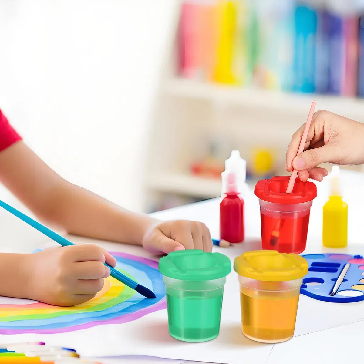 Pinsel Kinder Rotierender Pinselwascheimer aus Abs Kompakt und Praktisch zum Mitnehmen für Kunstunterricht und Kinderbasteln 4 Stück Waschbecher Zufällige Farbe